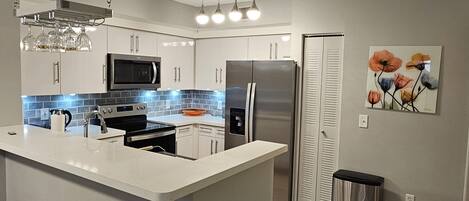 Kjøleskap, mikrobølgeovn, kokeplater og oppvaskmaskin