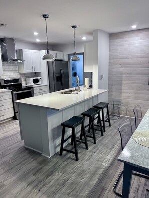 冷蔵庫、電子レンジ、オーブン、コンロ