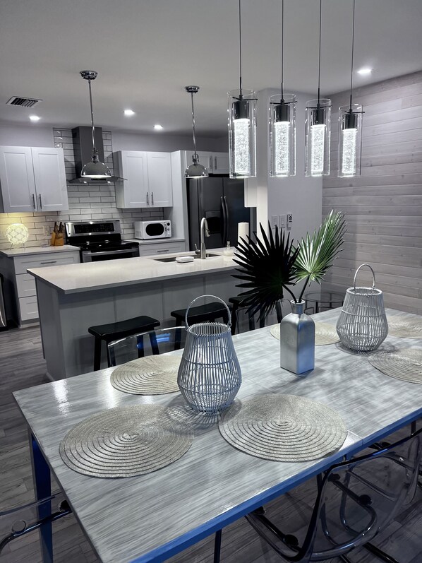 冷蔵庫、電子レンジ、オーブン、コンロ