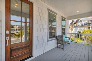 Terrace/patio - Four Bedrooms with heated pool! (Saint Simons Island)