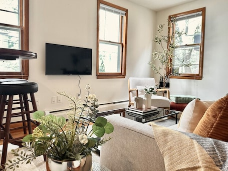 Smart TV. Cozy Stay by Little Italy & Wooster Street