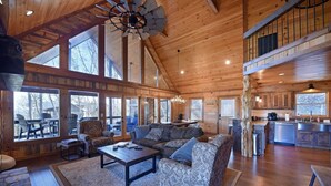 Ein geräumiges Cabin-Interieur mit großem Wohnbereich, Essbereich und Küche.