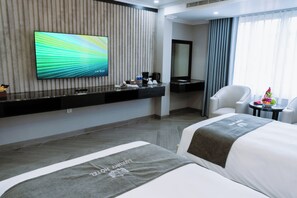 Deluxe-Doppel- oder -Zweibettzimmer, Stadtblick | Zimmersafe, Verdunkelungsvorhänge, kostenloses WLAN