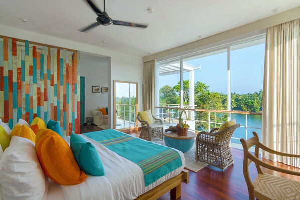 Design-studiosviitti | Ylelliset vuodevaatteet, minibaari, tallelokero huoneessa