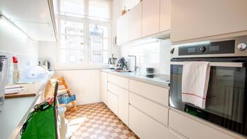 Frigorifero, microonde, forno, piano cottura