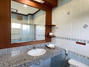 Standard Double or Twin Room | Bathroom - Sea View Resort Rayong (Rayong)