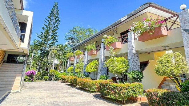 Un hotel con un patio central, varios pisos y una combinación de arquitectura moderna y tradicional.