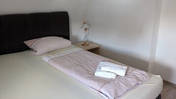 2 habitaciones, escritorio, tabla de planchar con plancha y wifi gratis