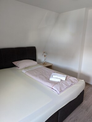 2 habitaciones, escritorio, tabla de planchar con plancha y wifi gratis 