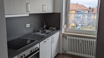Geladeira, micro-ondas, fogão, cooktop