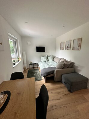 1 bedroom, free WiFi, bed sheets - Apartment "Am Tillysee in Wardenburg" with Private Terrace & Wi-Fi (Wardenburg)