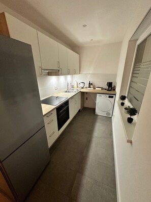 Fridge, oven, stovetop, dishwasher - Apartment "Am Tillysee in Wardenburg" with Private Terrace & Wi-Fi (Wardenburg)