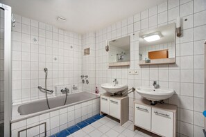 Dusche, Haartrockner, Handtücher