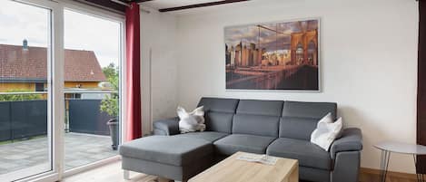 TV, DVD player, ping pong, stereo