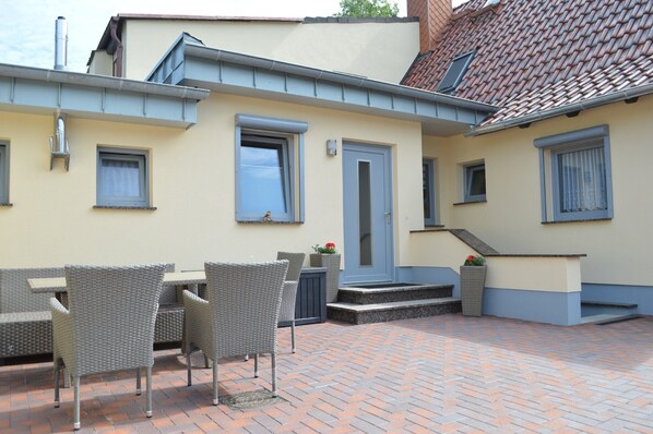 Outdoor dining - Holiday Home 'Müritz - Domizil' with Private Terrace and Wi-Fi (Waren (Müritz))