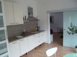 Kühlschrank, Mikrowelle, Herdplatte, Geschirrspüler