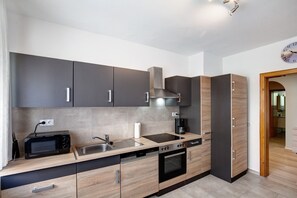 Frigorifero, microonde, forno, piano cottura