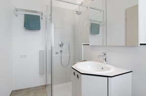 Douche, sèche-cheveux, serviettes fournies