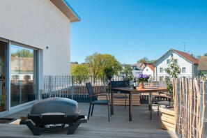 Outdoor dining - Apartment 'Wohnung Buche' with Shared Terrace, Balcony and Wi-Fi (Pfullendorf)
