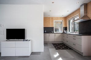 Geladeira, fogão, cooktop, lava-louças