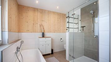 Dusche, kostenlose Toilettenartikel, Haartrockner, Handtücher