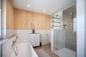 Dusj, toalettartikler (inkludert), hårføner og håndklær