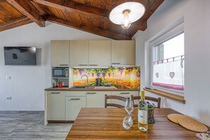 Apartamento familiar, varias habitaciones (Tourist Farm Tonin - Apartment 3) | Cocina privada | Frigorífico, microondas, placa de cocina y lavavajillas