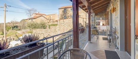Family Apartment, Multiple Bedrooms (Tourist Farm Tonin - Apartment 2) | Outdoor dining