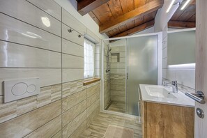Apartemen Keluarga, beberapa kamar (Tourist Farm Tonin - Apartment 3) | Kamar mandi | Shower, handuk, sabun, dan sampo