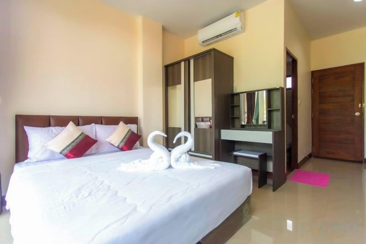 WiFi (free), bed sheets
