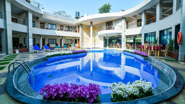 Indoor pool, pool umbrellas, sun loungers - The Center Court Resort and Spa (Varca)