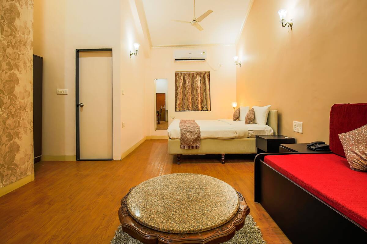 Deluxe Suite, 1 Double Bed | 1 bedroom, minibar, desk, soundproofing