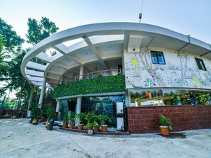 Front of property - The Center Court Resort and Spa (Varca)