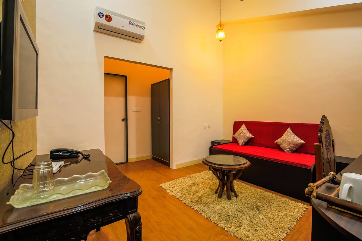 Executive Suite | 1 bedroom, minibar, desk, soundproofing