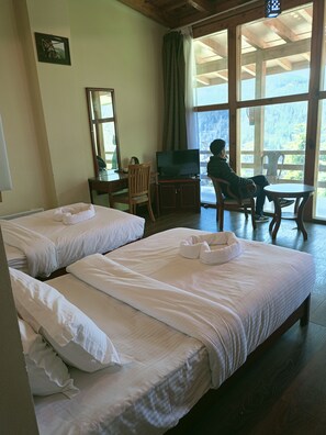 Värdeförvaringsskåp på rummet, unika möbler och mörkläggningsgardiner