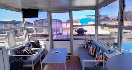 Houseboat.
ACCOMMODATION ONLY.
Location - MQR and Boundry Island Brewery.