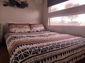 2 makuuhuonetta, tallelokero huoneessa, vuodevaatteet