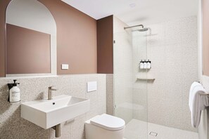 Shower, rainfall showerhead, hair dryer, towels - Abode Phillip (Phillip)