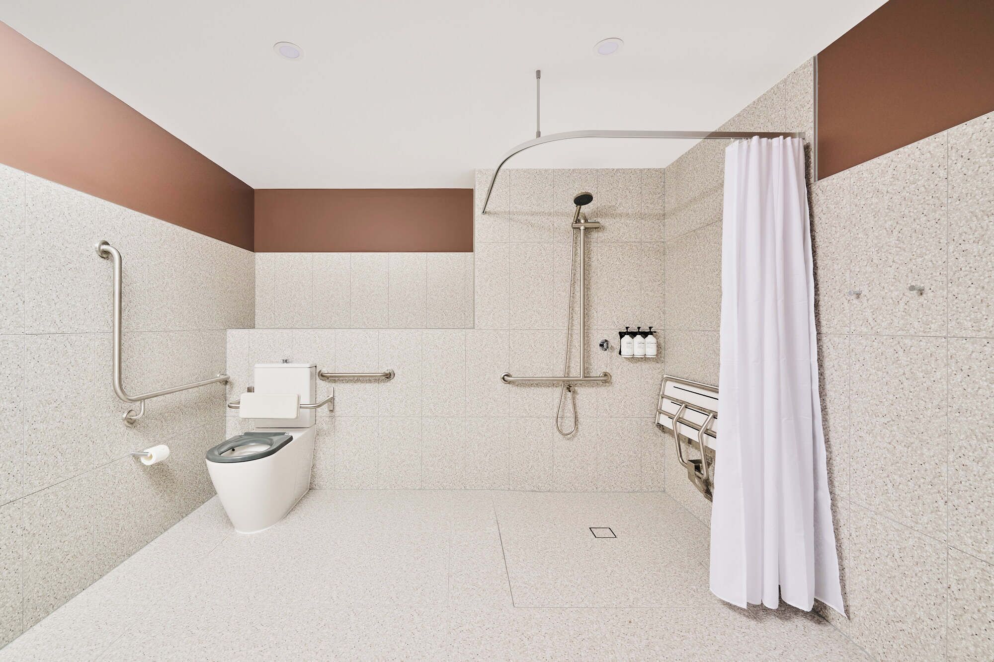 Studio, 1 kingsize bed, toegankelijk voor mindervaliden | Badkamer | Een douche, een regendouche, een haardroger, handdoeken
