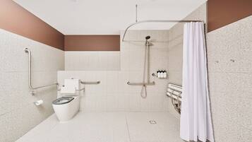 Studio, 1 kingsize bed, toegankelijk voor mindervaliden | Badkamer | Een douche, een regendouche, een haardroger, handdoeken