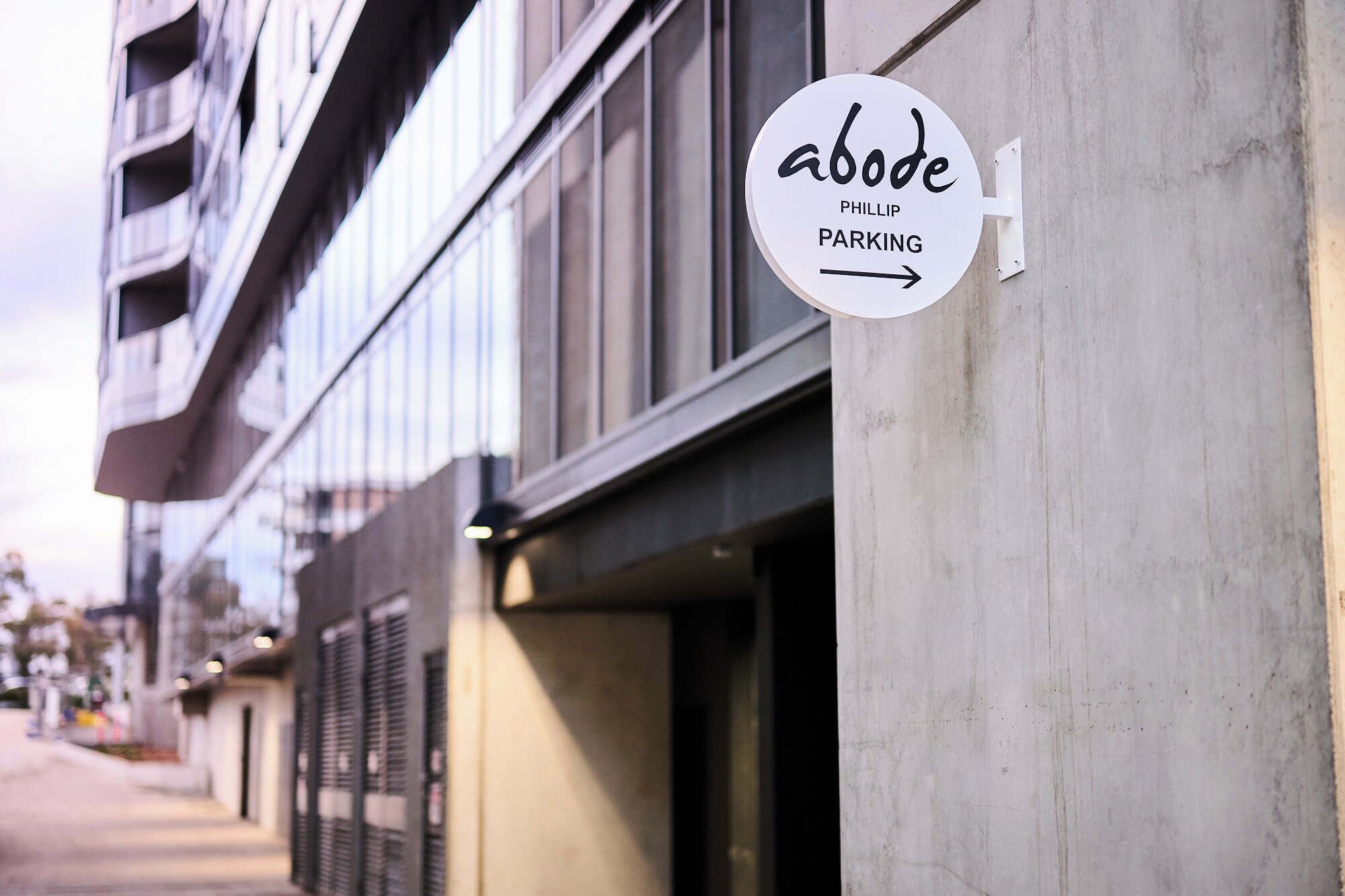 Segnaletica per 'abode PHILLIP PARKING' sulla facciata di un edificio.