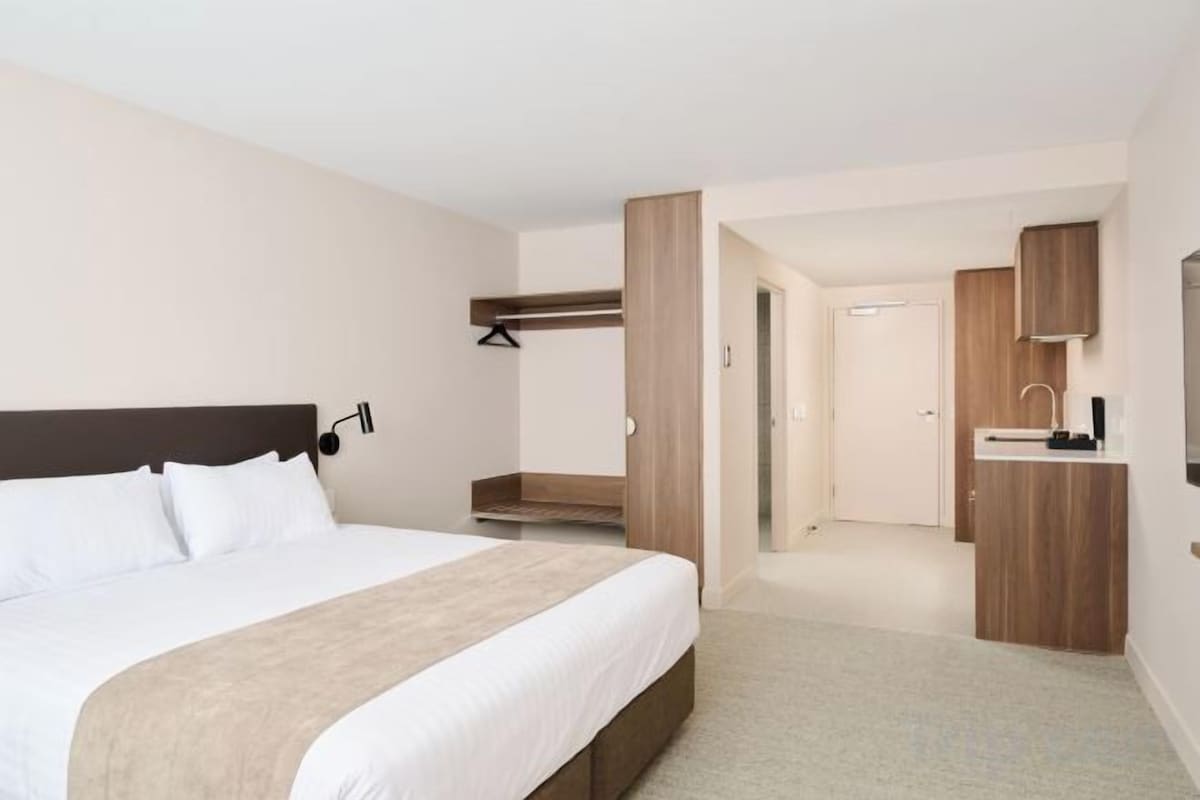 Premium bedding, blackout curtains, iron/ironing board, free WiFi