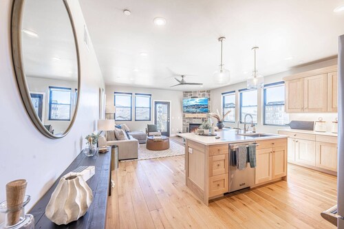 *Free Ski Rental* Perfect For Families – Luxury Condo 2 Minutes to Skiing, Hot Tub, Free Shuttle