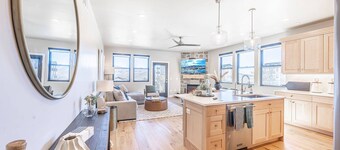 *Free Ski Rental* Perfect For Families – Luxury Condo 2 Minutes to Skiing, Hot Tub, Free Shuttle