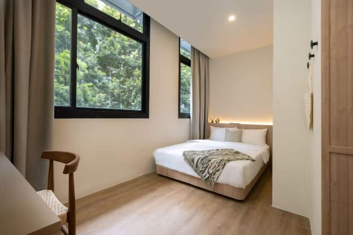 Premium bedding, in-room safe, desk, laptop workspace
