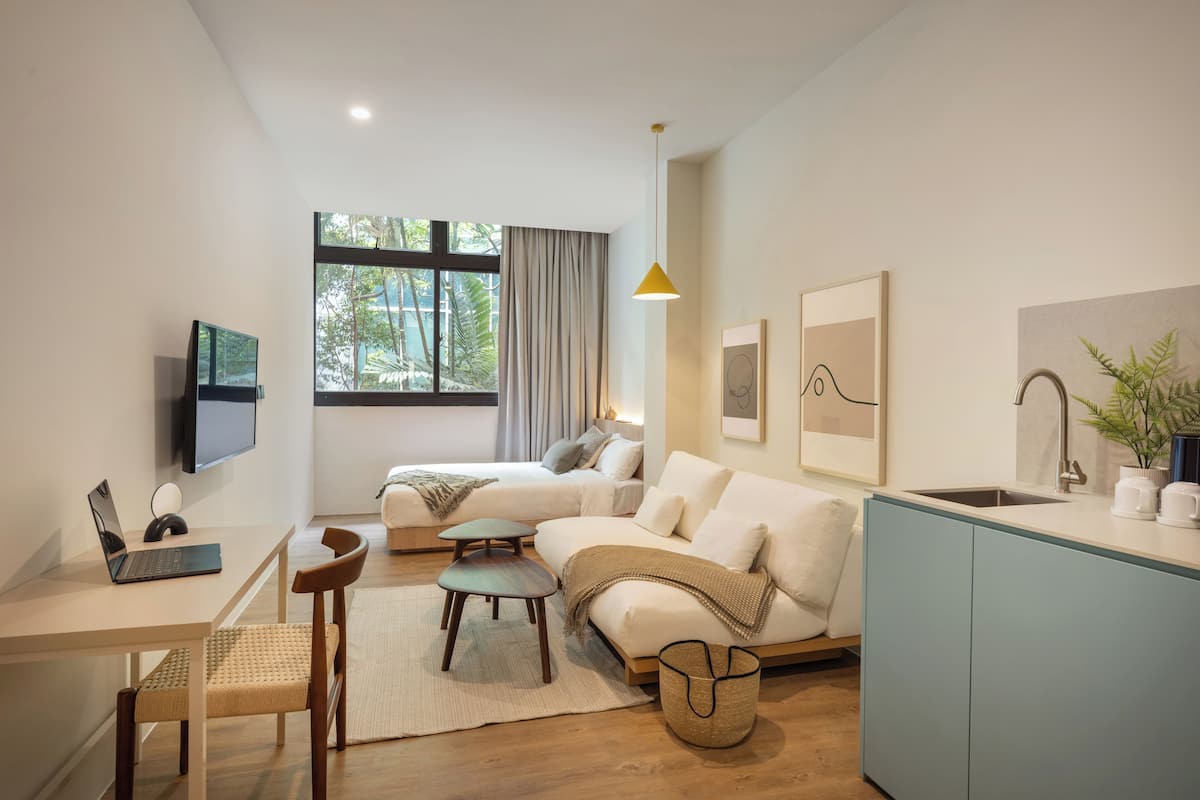 2 bedrooms, premium bedding, in-room safe, desk