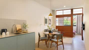Suite Premier, 1 kamar tidur, dapur kecil | Seprai premium, brankas, meja kerja, dan ruang kerja ramah laptop