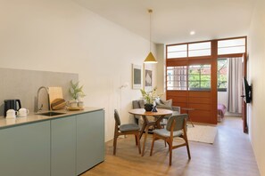 Premier Suite, 1 Bedroom, Kitchenette | Peralatan tempat tidur premium, peti besi dalam bilik, meja 