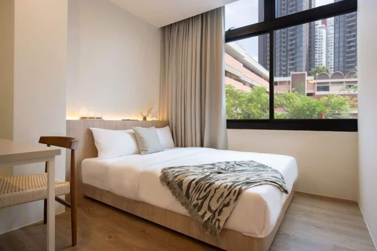 Premium bedding, in-room safe, desk, laptop workspace