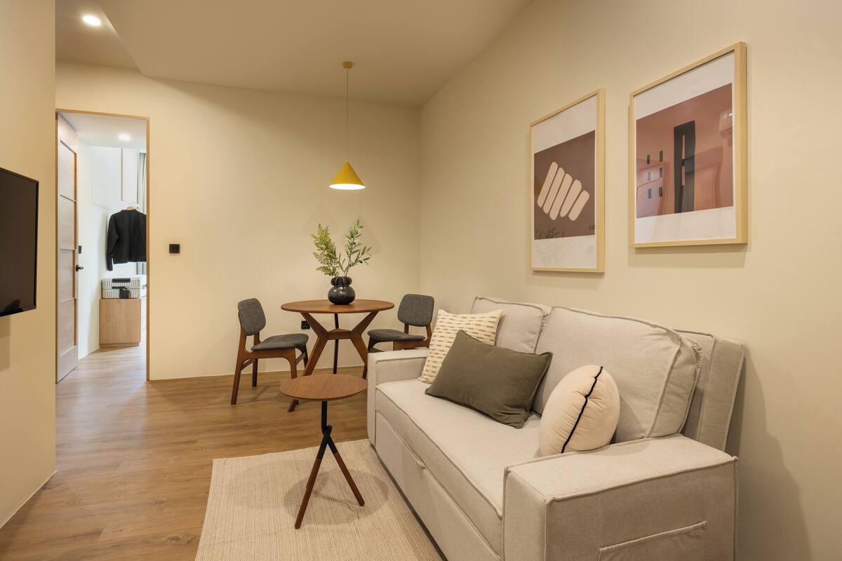 2 bedrooms, premium bedding, in-room safe, desk